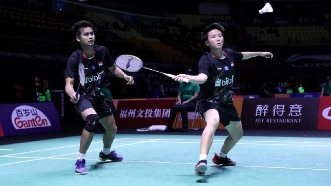 Tontowi Ahmad/Liliyana Natsir menelan kekalahan saat menghadapi He Jiting/Du Yue di babak perempat final Fuzhou China Terbuka 2018 dengan skor 18-21, 19-21.