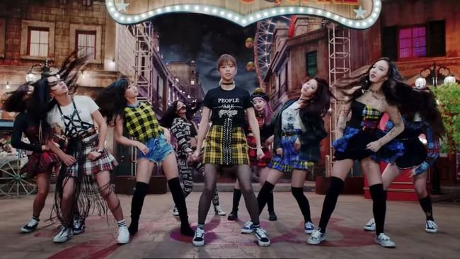Girlband TWICE memulai comeback dengan peraihan 20 juta klik untuk video musik 'YES or YES', melampaui rekor yang dibuat oleh BLACKPINK.
