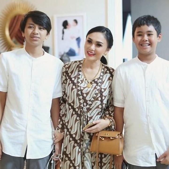 <p>Diapit kedua jagoannya yang sudah beranjak dewasa, Yuni Shara tetap terlihat cantik dan awet muda ya, Bun. (Foto: instagram @yunishara36)<br /><br /></p>