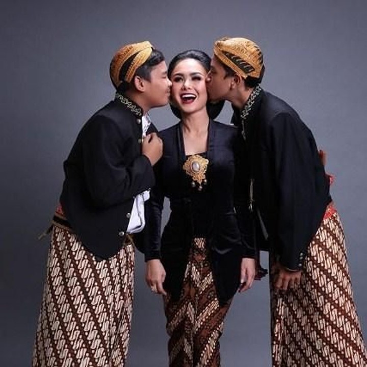 <p>Yuni Shara menyebut dua jagoannya 'Sandaran hati'. (Foto: instagram @yunishara36)<br /><br /></p>