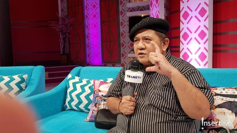 Menurut Harry de Fretes, materi lawak seharusnya lebih ringan dan terselip pesan positif di dalamnya.