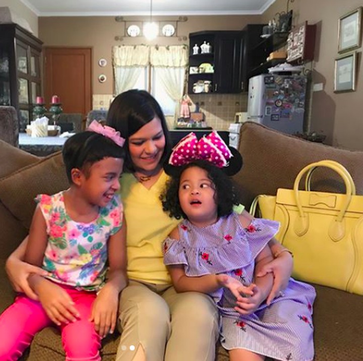 <p>Ibu dan anak ini nempel terus kayak prangko, he-he-he. (Foto: Instagram/flapriscilla)</p>