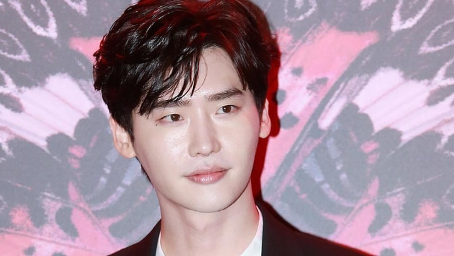 Bintangi Drama Baru, Lee Jong Suk Unggah Foto Proses Syuting