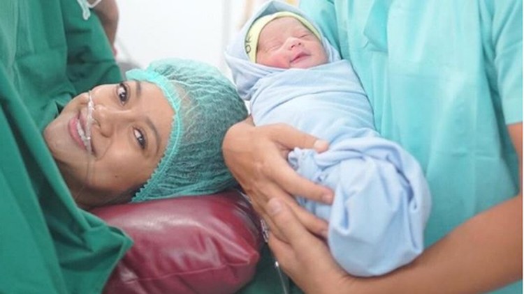 Aktris Rini Yulianti melahirkan anak pertamanya, Xavier Young Min Ha. Ini arti indah di balik namanya.