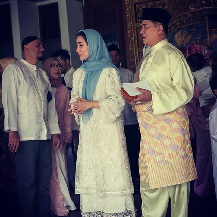 <p>Rika Kato selalu setia mendampingi <a href="https://m.detik.com/news/berita/d-4289186/maruf-amin-yusril-tak-sejalan-lagi-dengan-hti?_ga=2.41075169.272106745.1541463583-1193236348.1488530897" target="_blank">Yusril Ihza Mahendra</a> dalam berbagai kunjungan ke berbagai tempat. (Foto: Instagram @yusrilihzamhd)</p>