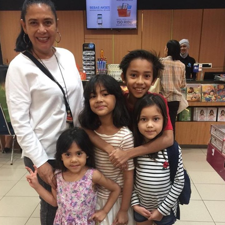 <p>Bersama keempat cucunya yang sangat dekat dengan Lydia. (Foto: Instagram @lydiakandou_)</p>
