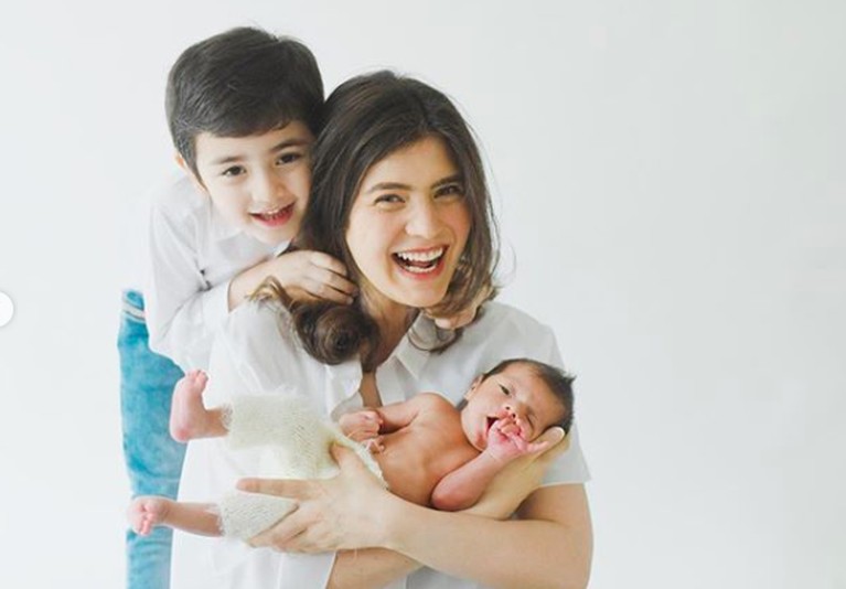 Gemas! 7 Potret Anak Kedua Carissa Puteri, Baby Z Anak kedua Carissa Puteri, Zenecka Acana Naif, sukses bikin gemas banyak orang. Bayi tampan yang biasa disebut baby Z ini mulai menunjukan ekspresi lucunya.
