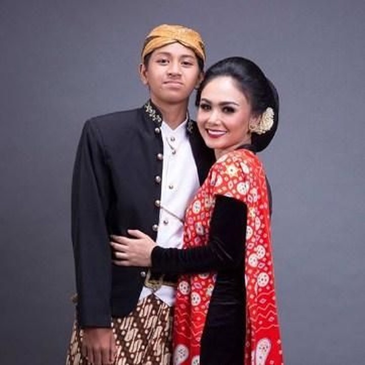 <p>Nah, kalau ini Cavin Obrient Salomo Siahaan. Sudah beranjak dewasa dan ganteng ya anak Bunda Yuni Shara. (Foto: instagram @yunishara36)</p>