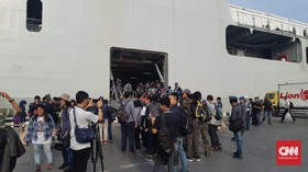 Naik Kapal Perang, Keluarga Korban Lion Air Ikuti Doa Bersama