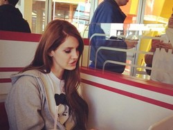 Lana Del Rey Bikin Heboh gegara Kerja di Restoran