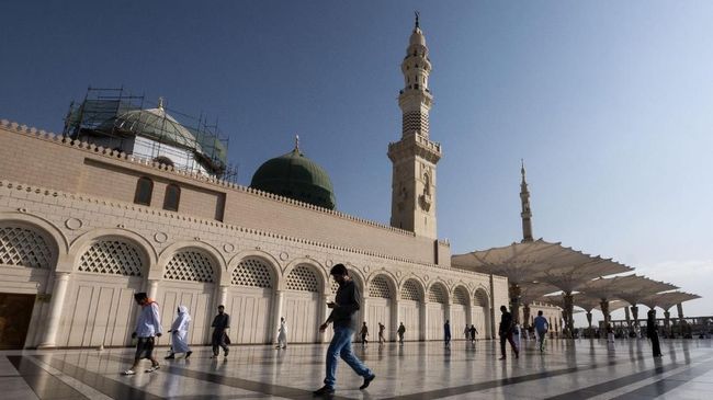 Masjid Nabawi menjadi karya arsitektur Nabi Muhammad SAWA di Madinah. Masjid ini juga sempat mengalami kebakaran.