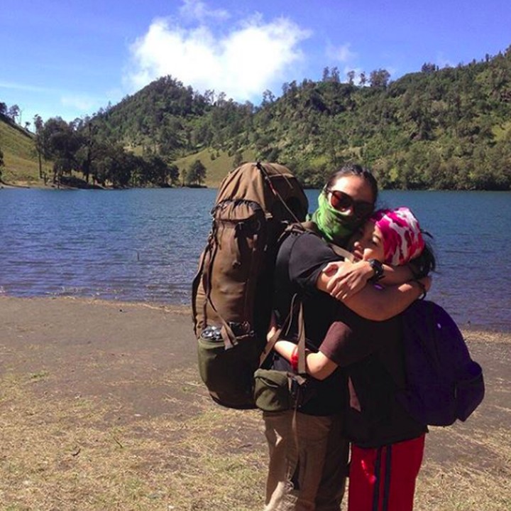 <p>Kegiatan naik gunung Ine bersama si sulung Nurra. Hmm seru juga ya, Bun. (Foto: Instagram/inefebriyanti)</p>