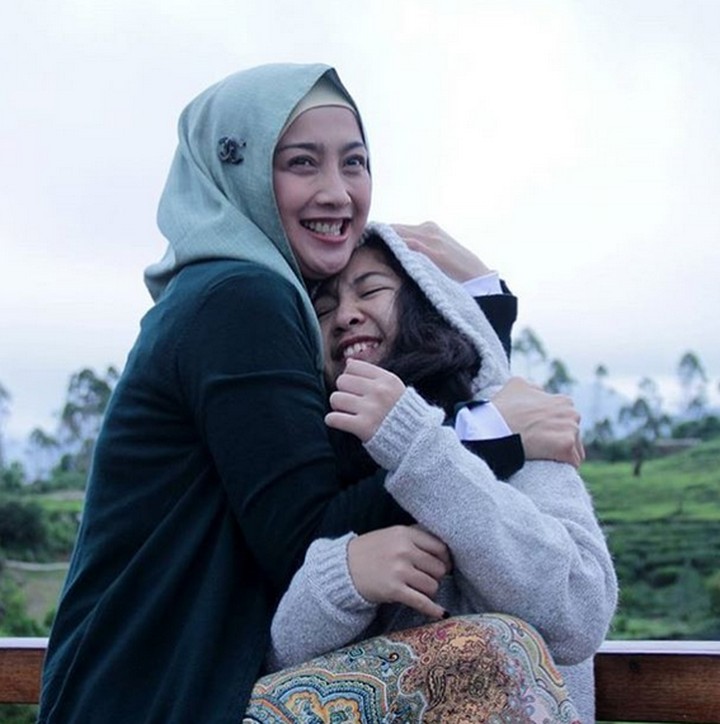 7 Momen Manis Desy Ratnasari dengan Anak