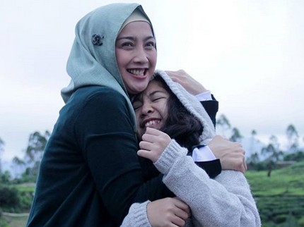 7 Momen Manis Desy Ratnasari dengan Anak