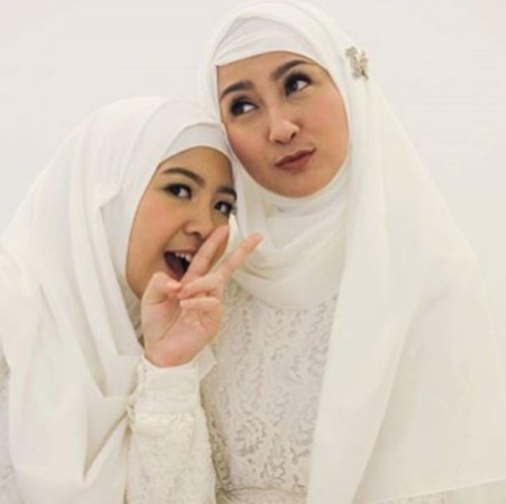 <p>Kompakan mengenakan baju berwarna sama, ibu dan anak ini cantik banget. (Foto: Instagram @desyratnasarifans)  </p>