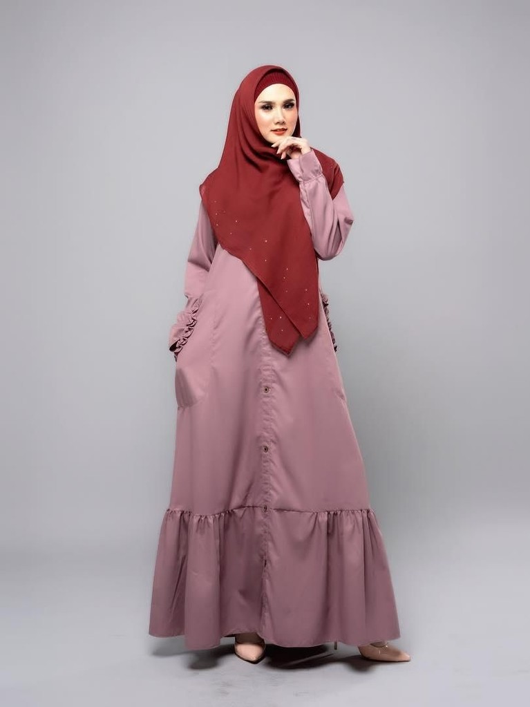 Istri Ahmad Dhani, Mulan Jameela, telah memutuskan untuk berhijab beberapa waktu lalu. Ia pun memiliki gaya berhijab sendiri.