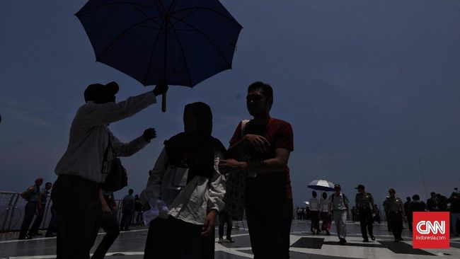 Pencarian Ditunda, Keluarga Korban Lion Air Lapor Polisi Keluarga korban Lion Air akan melapor polisi karena perusahaan itu menunda pencarian ulang 64 korban yang belum ditemukan. Lion Air dinilai tak menepati janji.