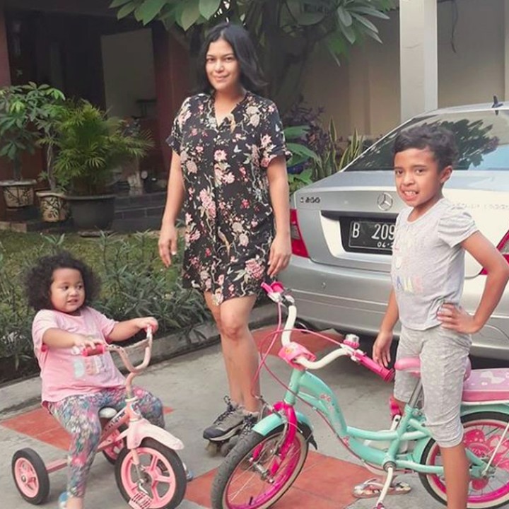 <p>Fla bersama kedua putri manisnya, Queen Malika dan Quinala Madina. (Foto: Instagram/flapriscilla)</p>