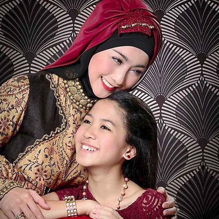<p>Bahagia selalu ya Bunda <a href="https://news.detik.com/berita/3856839/saat-desy-ratnasari-nyanyikan-tenda-biru-di-pabrik-rokok" target="_blank">Desy Ratnasari</a> dan Nasywa. (Foto: Instagram @desyratnasarifans)</p>