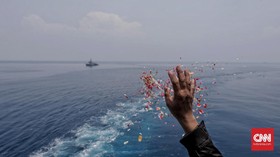 FOTO: Tabur Bunga Keluarga Korban Lion Air di Laut