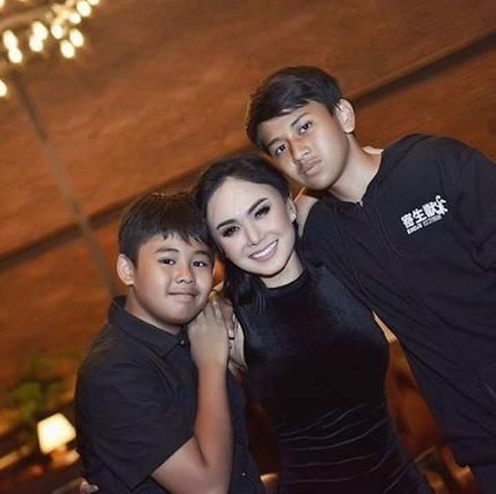 <p>Kompak banget nih Bunda Yuni dan anaknya pakai baju hitam-hitam. Seperti kakak adik ya, Bun? (Foto: instagram @yunishara36)<br /><br /></p>