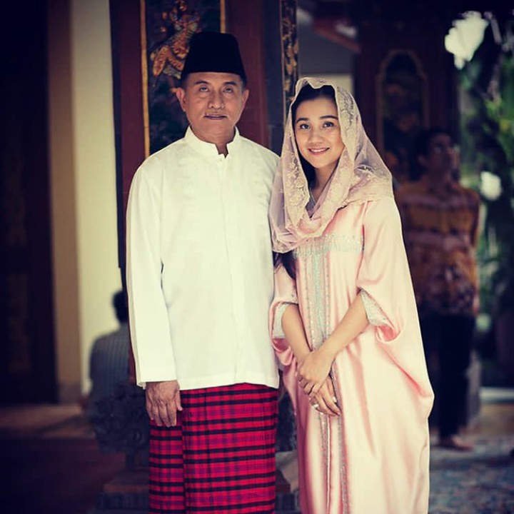 <p>Meski terpaut usia 30 tahun, namun Yusril dan istrinya terlihat serasi ya. (Foto: Instagram @yusrilihzamhd)</p>