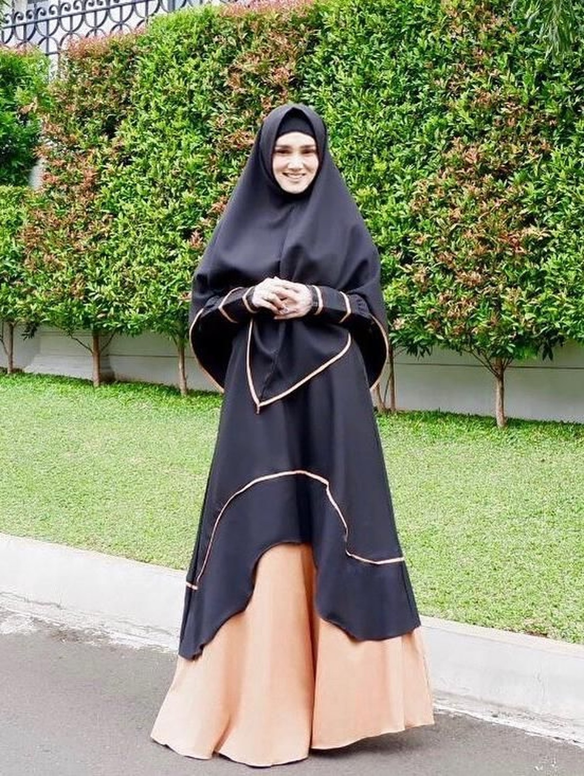 Istri Ahmad Dhani&comma; Mulan Jameela&comma; telah memutuskan untuk berhijab beberapa waktu lalu&period; Ia pun memiliki gaya berhijab sendiri&period;