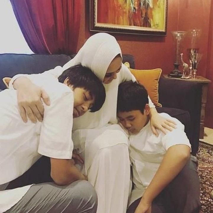 <p>Cello dan Cavin nyaman banget berpelukan dengan bundanya. (Foto: instagram @yunishara36)<br /><br /></p>