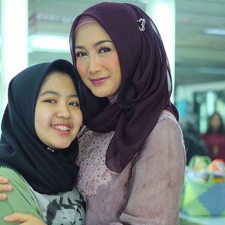 <p>Hmm, sepertinya kecantikan Nasywa menurun dari Bunda Desy nih. (Foto: Instagram @desyratnasarifans)</p>