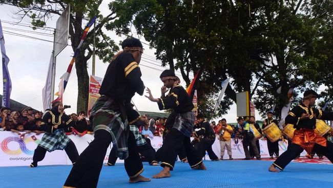 Kota Bukit Tinggi menampilkan budaya Minang yang luar biasa dan memukau pada race pertama Tour de Singkarak (TdS) 2018.