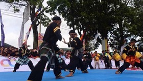 Pencak Silat dan Tari Piring Meriahkan Tour de Singkarak