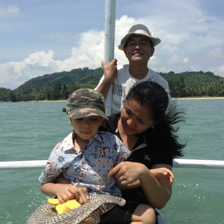 <p> Yusril dan keluarga sedang naik katir, perahu tradisional Belitung, di pantai Burung Mandi. Seru ya liburan keluarga Yusril. (Foto: Instagram @yusrilihzamhd)<br /><br /></p>