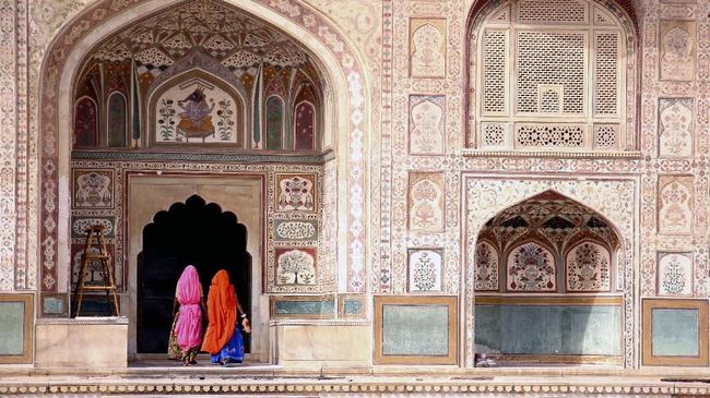 Jika tidak ingin berdesak-desakan dengan turis di Taj Mahal, sebenarnya ada objek wisata lain yang tak kalah menarik di Agra.