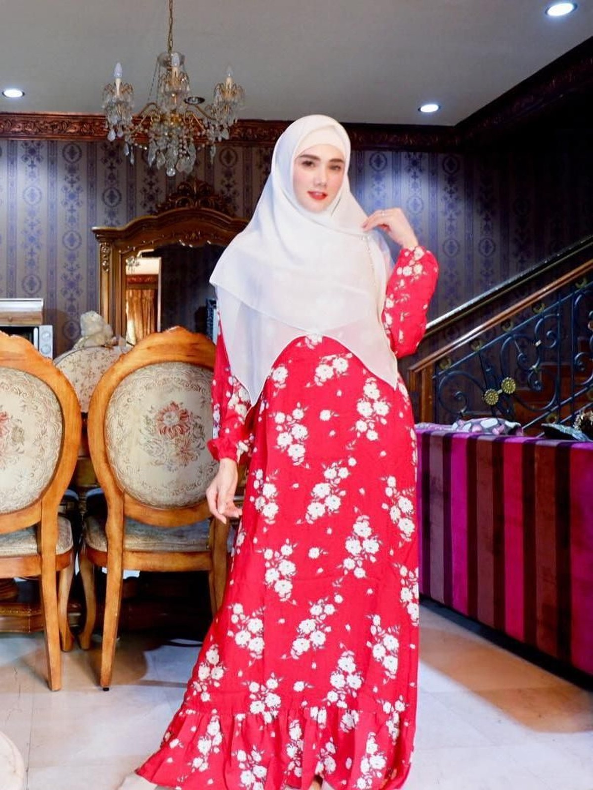 Istri Ahmad Dhani&comma; Mulan Jameela&comma; telah memutuskan untuk berhijab beberapa waktu lalu&period; Ia pun memiliki gaya berhijab sendiri&period;