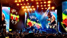 Kikan Pandu 'Indonesia Raya' di Konser Guns N Roses