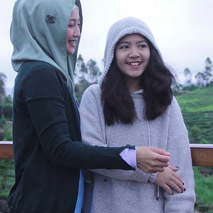 <p>Bunda Desy tertawa bersama Nasywa. Bahagia banget ya mereka. (Foto: Instagram @desyratnasarifans)  </p>