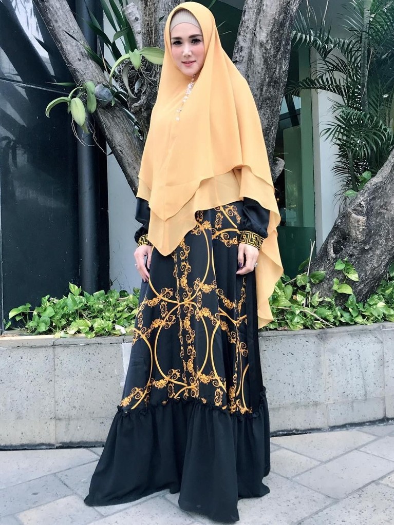 Istri Ahmad Dhani, Mulan Jameela, telah memutuskan untuk berhijab beberapa waktu lalu. Ia pun memiliki gaya berhijab sendiri.
