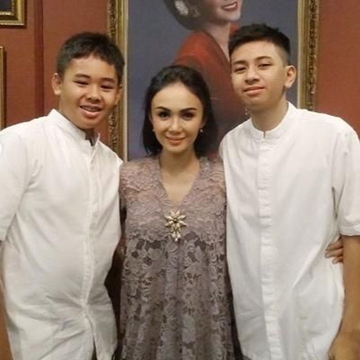 <p> Di antara kedua anaknya ini, Bunda <a href="https://hot.detik.com/music/d-4159202/gempa-bumi-lombok-yuni-shara-kirim-doa-dan-dukungan?_ga=2.67746641.1157048660.1541385462-503247584.1538538553" target="_blank">Yuni Shara</a> mirip siapa ya? (Foto: instagram @yunishara36)</p>