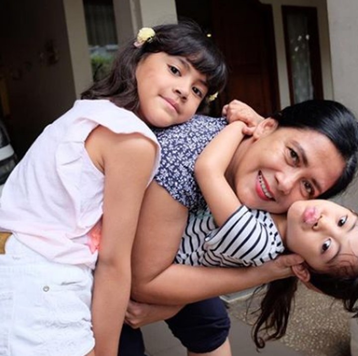 <p>Pose apapun yang diminta cucu sepertinya disetujui oleh Lydia Kandou ya, Bun? He-he-he. (Foto: Instagram @lydiakandou_)</p>