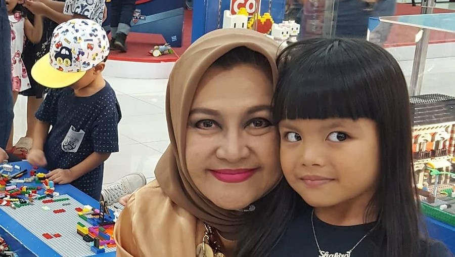 Emilia Contesta mengungunggah sebuah foto keceriaan Shakira yang tengah melawan kanker.