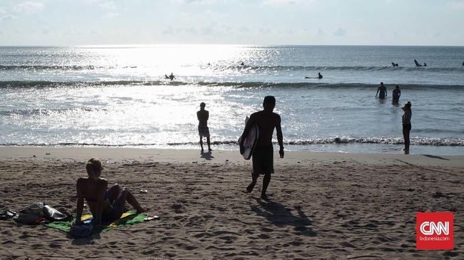 Salah satu risiko datang ke taman atau pantai saat pandemi corona ialah tertular atau malah menulari orang lain.