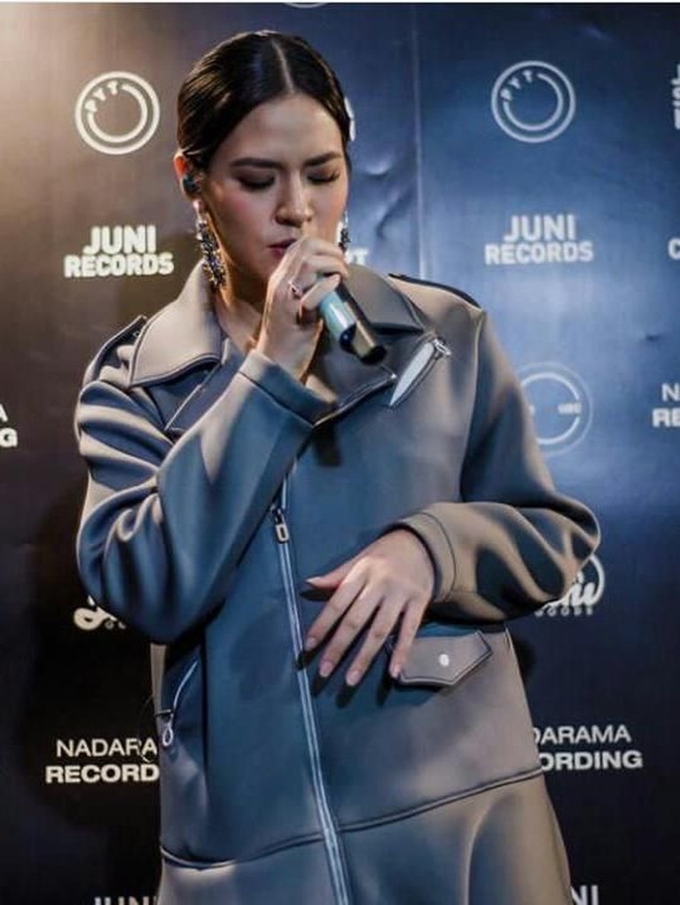 Perut Kian Membesar, Aura Raisa Semakin Terpancar Penyanyi cantik, Raisa, tengah menikmati masa-masa kehamilan pertamanya. Meski perutnya kian membesar, aura Raisa semakin terpancar.