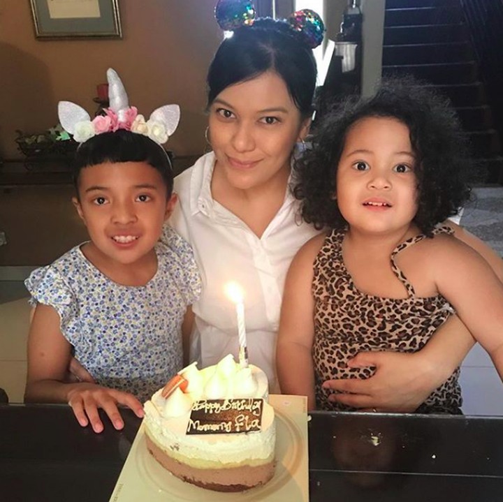<p>Ulang tahun Fla dirayakan bareng kedua buah hati. Aih, pasti Bunda Fla bahagia banget ya. (Foto: Instagram/flapriscilla)</p>