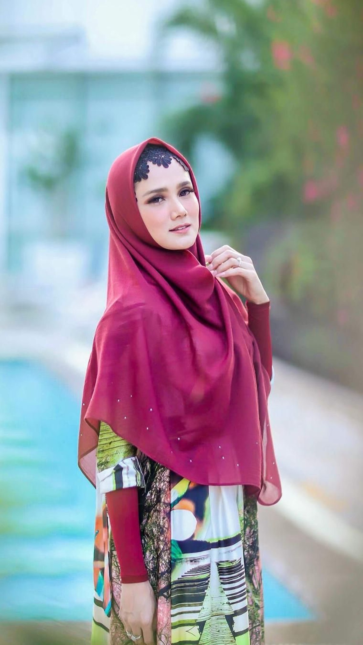 Istri Ahmad Dhani&comma; Mulan Jameela&comma; telah memutuskan untuk berhijab beberapa waktu lalu&period; Ia pun memiliki gaya berhijab sendiri&period;