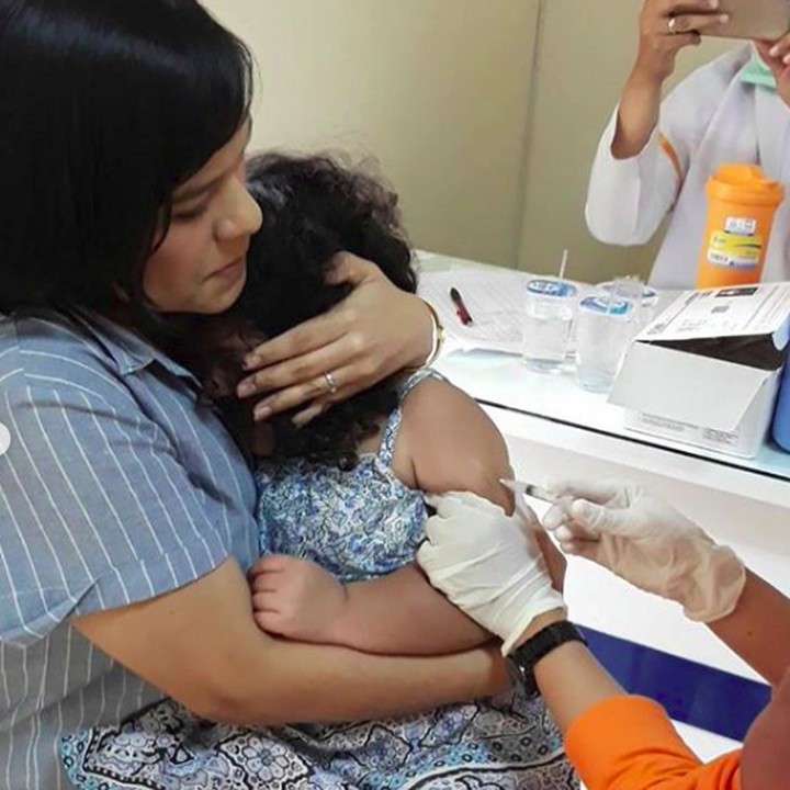 <p>Quinala jangan takut ya saat divaksin. Ada Bunda Fla kok yang selalu menemanimu. (Foto: Instagram/flapriscilla)</p>