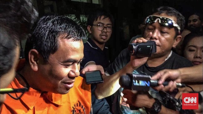 Eks Wakil Bupati Malang, Ahmad Subhan tak mau banyak komentar terkait penetapannya sebagai tersangka usai resmi ditahan KPK untuk 20 hari ke depan.