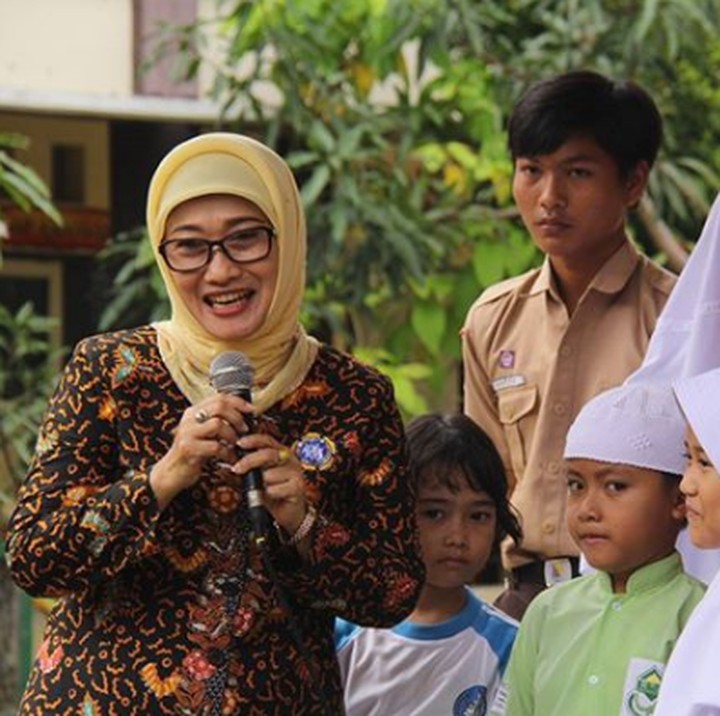 <p>Menurut Ridwan Kamil, alasan pengunduran diri Anna Sophanah adalah alasan keluarga. (Foto: Instagram @annasophanah)</p>