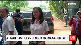 Atiqah Hasiholan Menjenguk Ratna Sarumpaet ke Rutan Polda