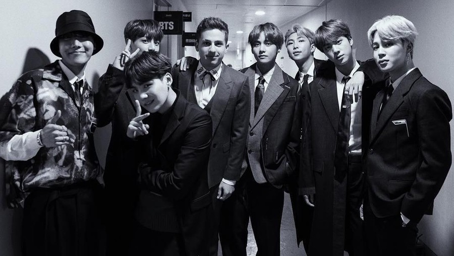 Charlie Puth dan BTS hadil di ajang penghargaan MGA Award 2018. Mereka pun membuat heboh para penonton dengan penampilan epik mereka.