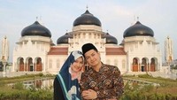<p>Lisya Nurrahmi adalah mantan finalis Puteri Indonesia 2011 mewakili Aceh. Dia juga pernah bekerja sebagai <a href="https://news.detik.com/berita/d-4277915/doa-mengalir-di-medsos-pramugari-lion-air-yang-jatuh?_ga" target="_blank">pramugari</a>. (Foto: Instagram @tommykurniawann)<br /><br /></p>